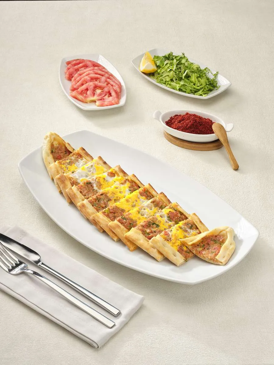 Kıymalı Yumurtalı Pide
